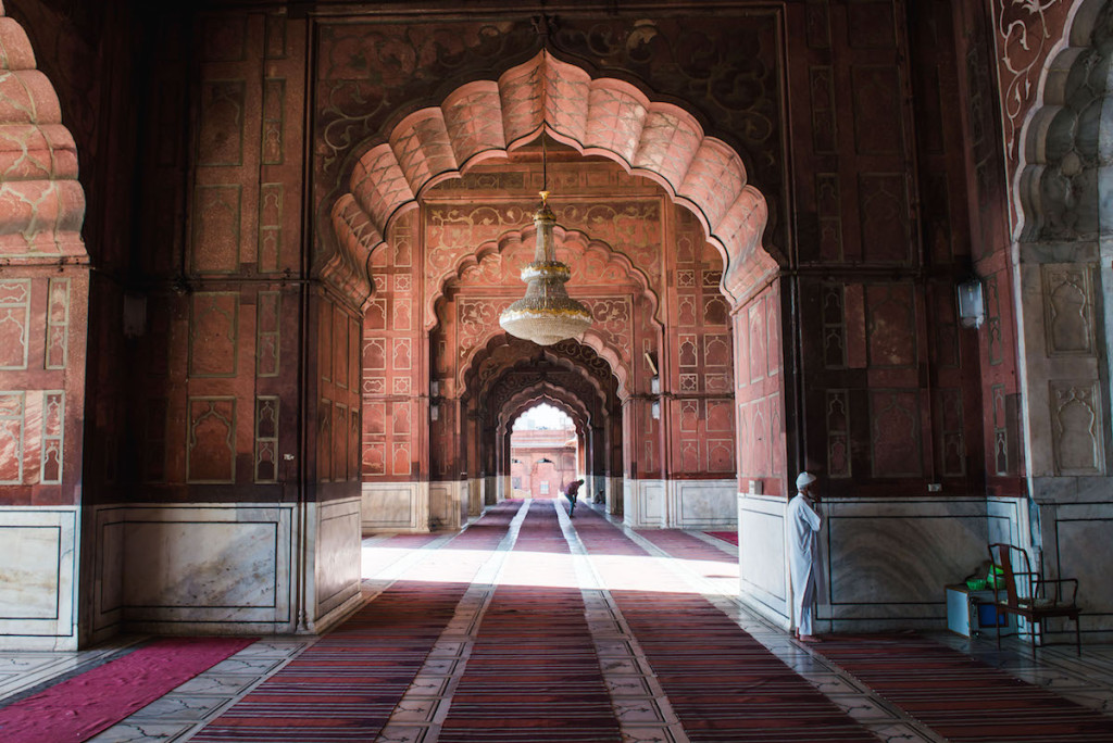 Delhi mosque praying