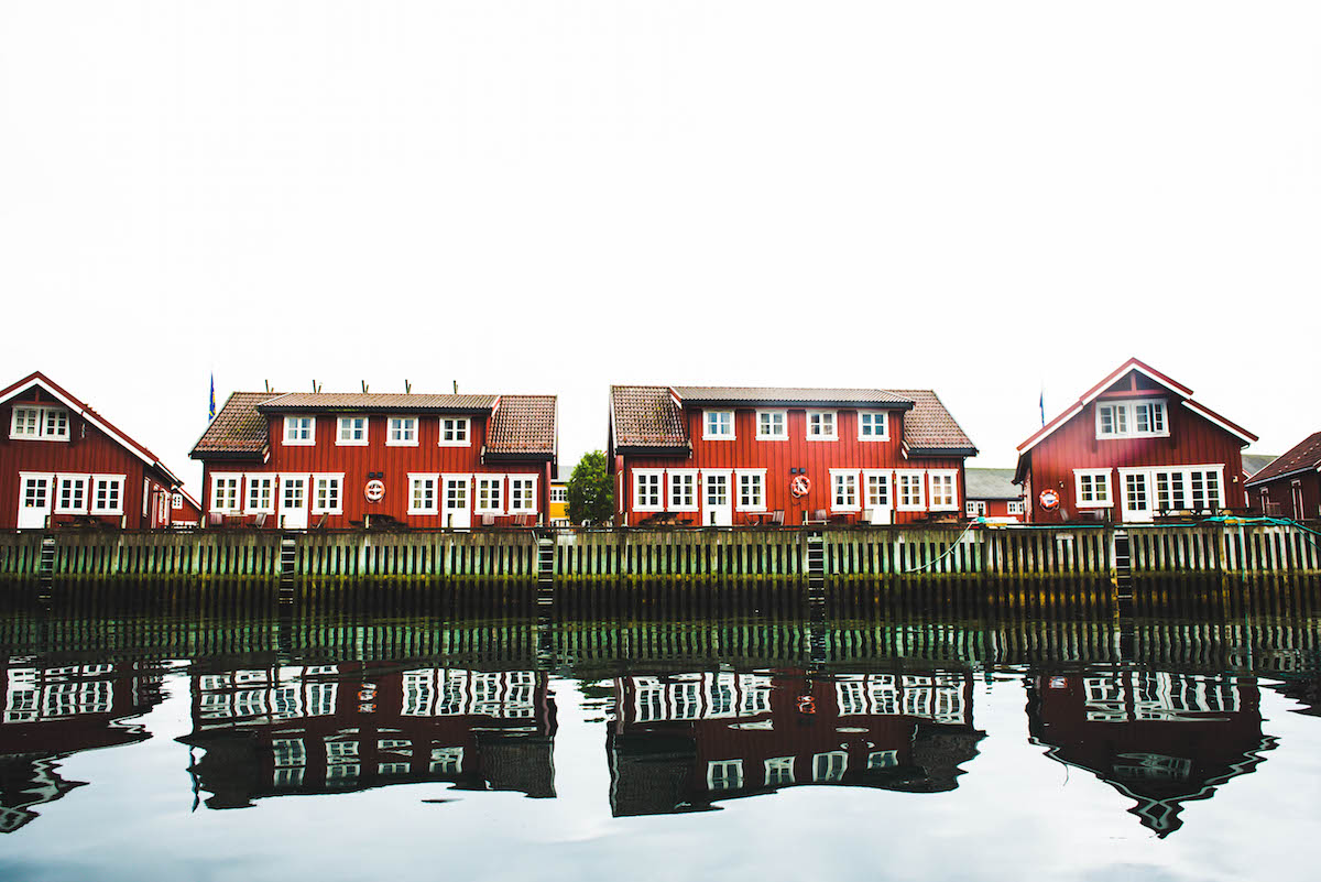 houses-norway-reflection