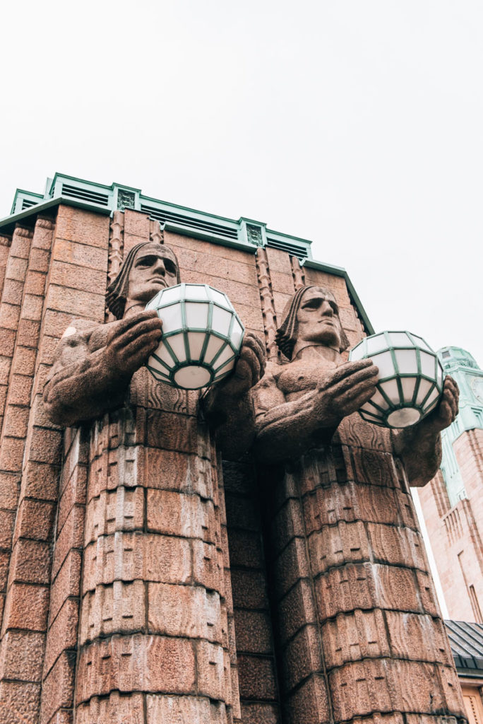 Helsinki Bahnhof Statuen