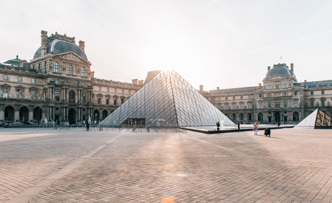 Paris Louvre Sonnenaufgang