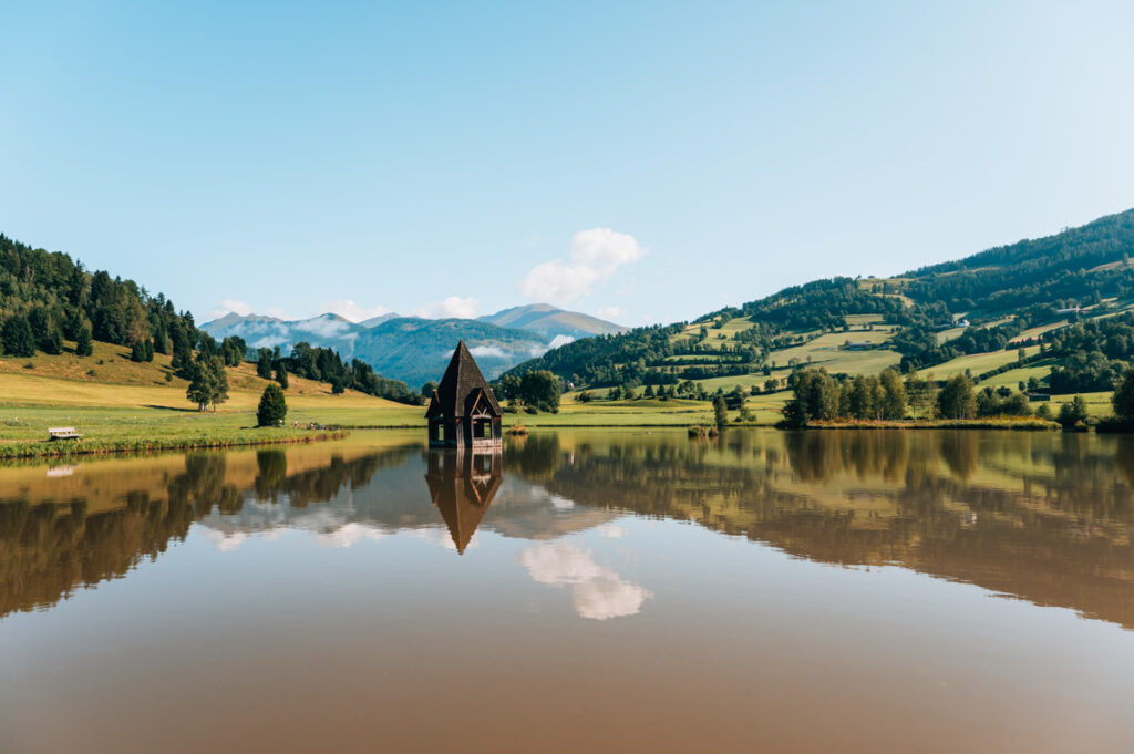 Rottenmanner Teich Kirchturm im See
