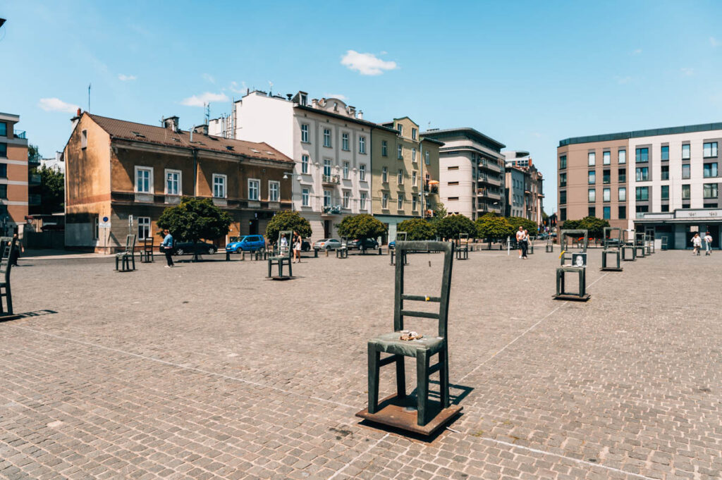 Krakau leere Stühle Mahnmal